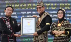 Melibatkan 7.000 Peserta dengan 700 Motif di 22 Kabupaten Kota, Parade Tenun NTT Raih Rekor MURI 